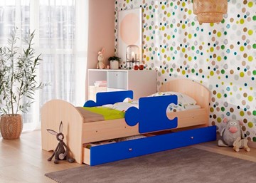 Детская кровать с ящиком и бортиками Мозайка, корпус Млечный дуб/фасад Синий (щиты) в Рязани