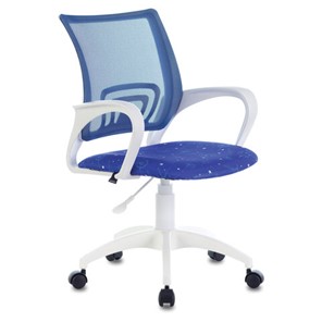 Кресло компьютерное Brabix Fly MG-396W (с подлокотниками, пластик белый, сетка, темно-синее с рисунком "Space") 532405 в Рязани